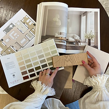 Annemieke van Ann – Atelier werkt met kleurstalen aan een persoonlijk interieurconcept