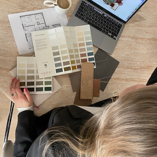 Annemieke van Ann – Atelier werkt met kleurstalen aan een persoonlijk interieurconcept