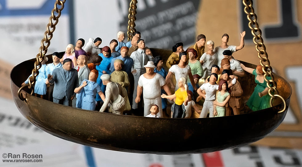 A vintage brass balance scale with miniature figurines: a single journalist figure on one side and a crowded group of tiny people on the other, symbolizing disproportionate influence. Behind the scale stands a blurred stack of Hebrew newspapers, emphasizing the theme of media power and public opinion.