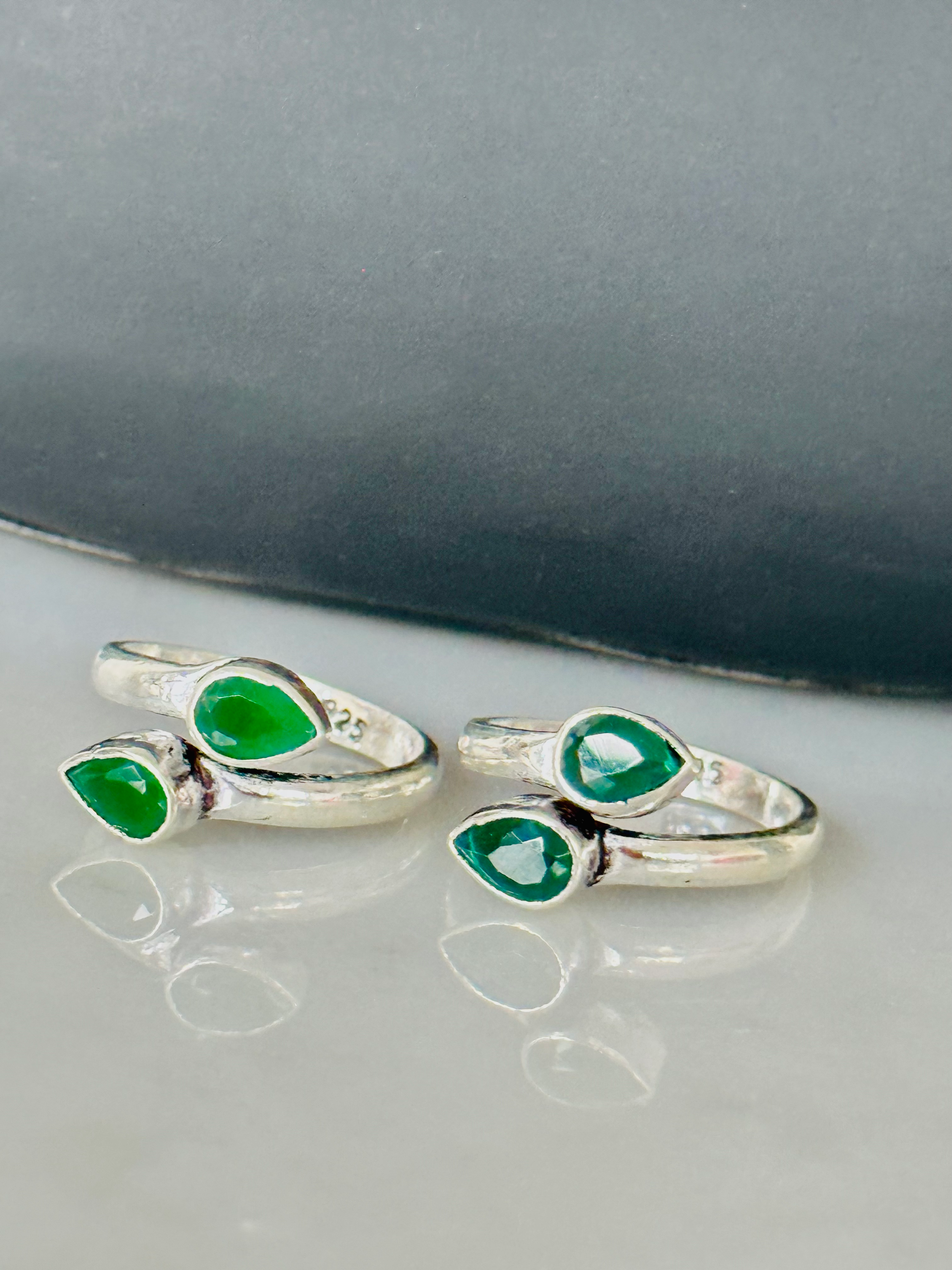 Contrary Green Kundan Toe-ring