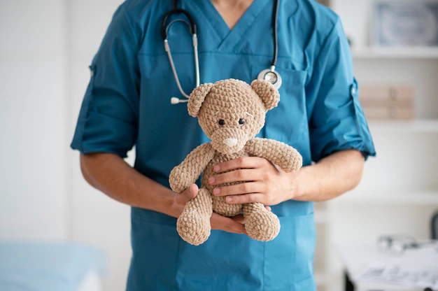 doctor-haciendo-su-trabajo-oficina-pediatria_23-2149224121.jpg.webp