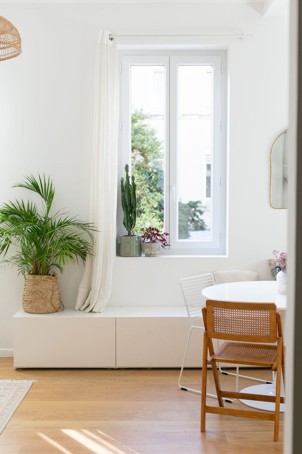 deco-salon-fenetre-soleil-mademoiselle-claudine--1366x2048