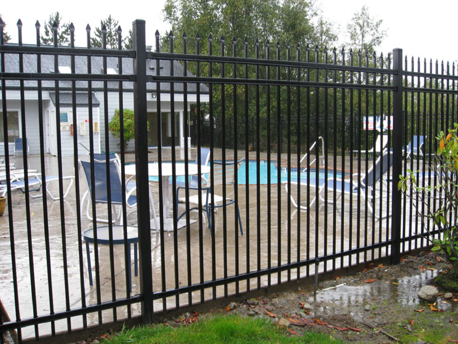 Install Steel Fence 2