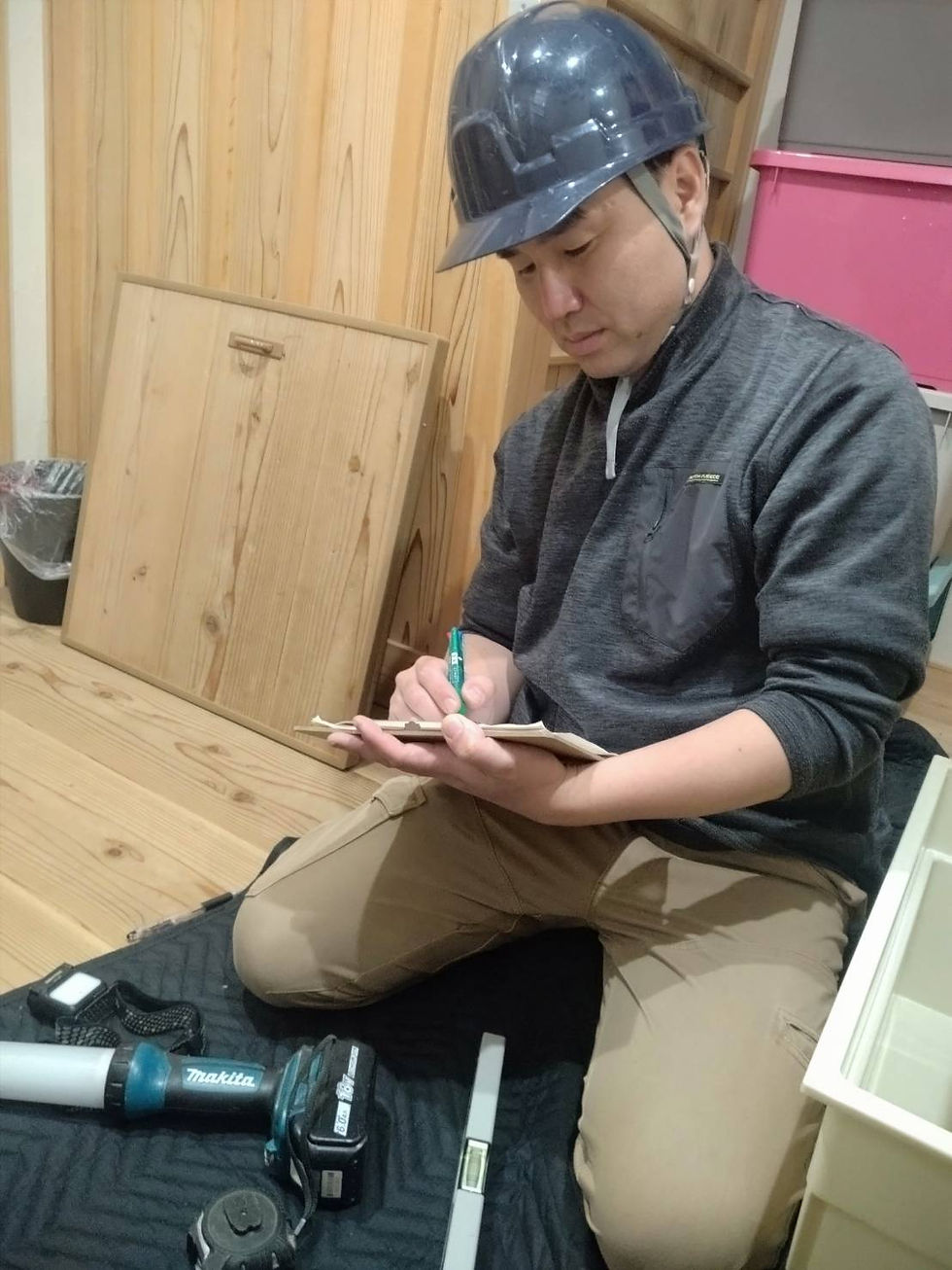 現役大工×建築士が住宅診断で住まいの状態を記録し判断材料を整理している様子