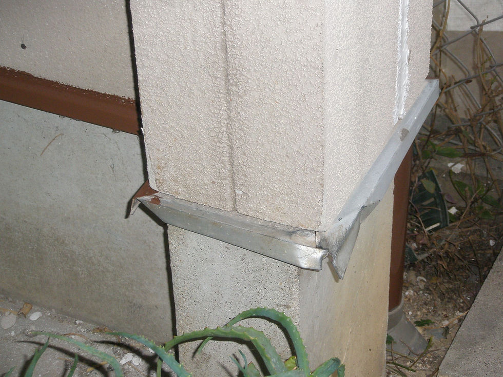 築年数が進んだ木造住宅の外壁下部と土台水切り