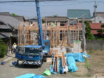 建て方中の木造住宅の全景。家の価値は見た目ではなく骨組みや構造の状態が重要であることを伝える写真