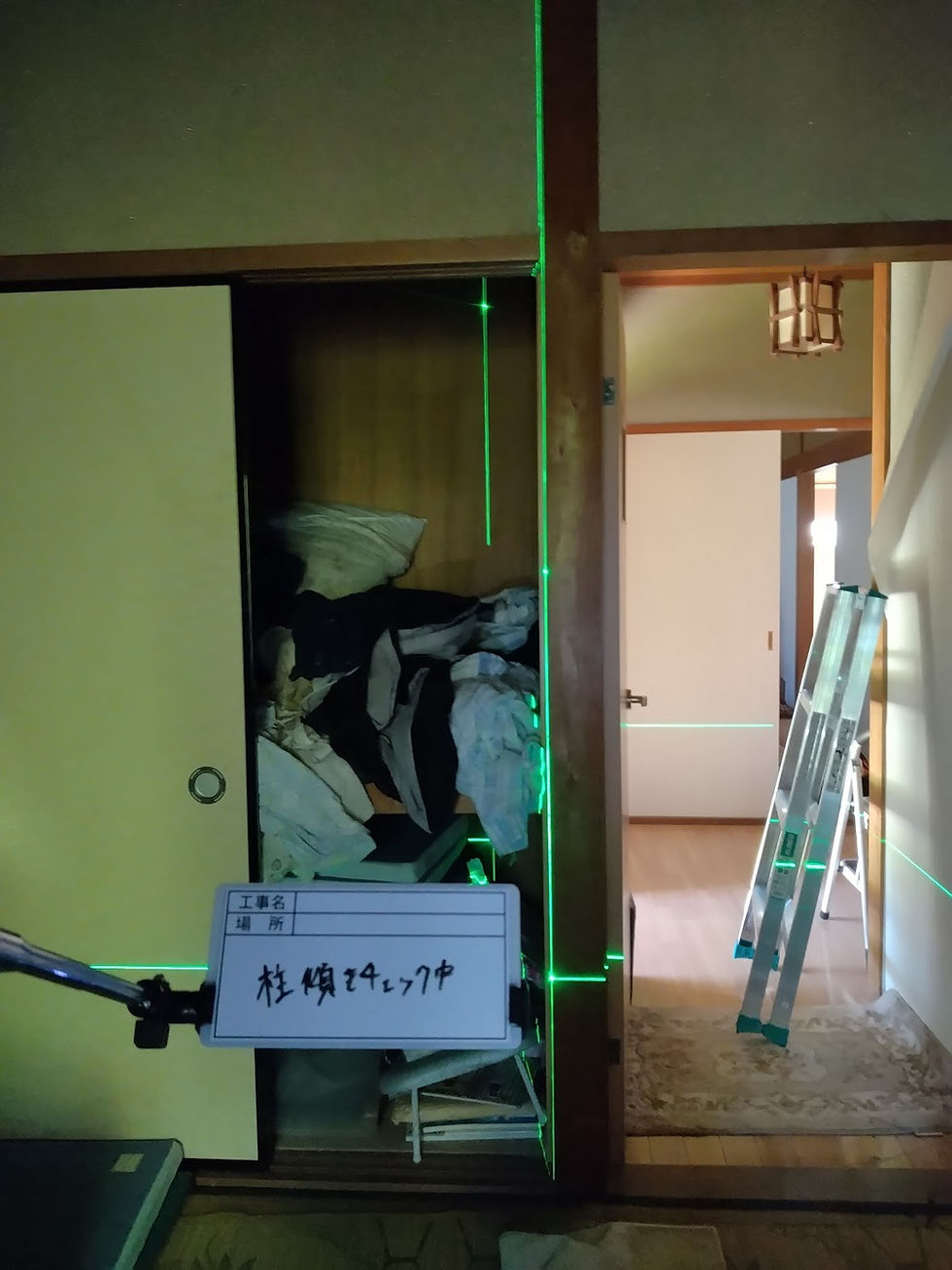 大府市・名古屋市周辺の木造住宅で、レーザーを使って傾きや高さを確認している住宅診断の様子