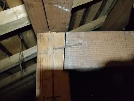 既存住宅状況調査で小屋裏の梁や釘の状態を確認している住宅診断現場 大府市