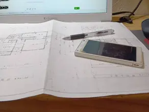 リフォーム前の判断材料として図面や資料を確認している様子