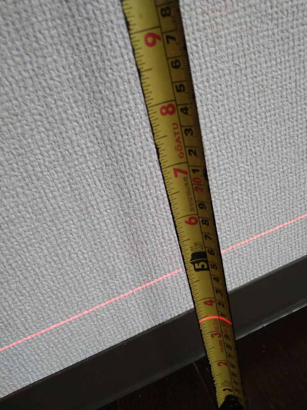 知多地域で床傾斜をレーザー測定している既存住宅状況調査(住宅診断・ホームインスペクション)の様子