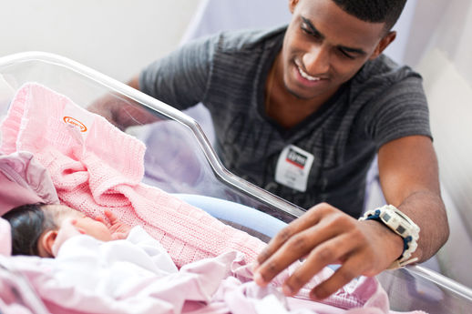 Licença-paternidade de servidores públicos do Rio de Janeiro é ampliada para 30 dias