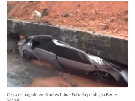Carro é esmagado e fica destruído após deslizamento de terra na RMS