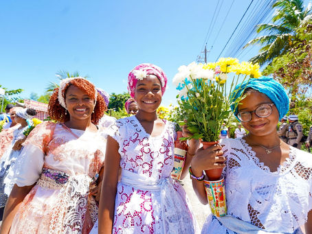 Animação, diversidade e fé marcam cortejo de abertura do Festival de Arembepe 2025