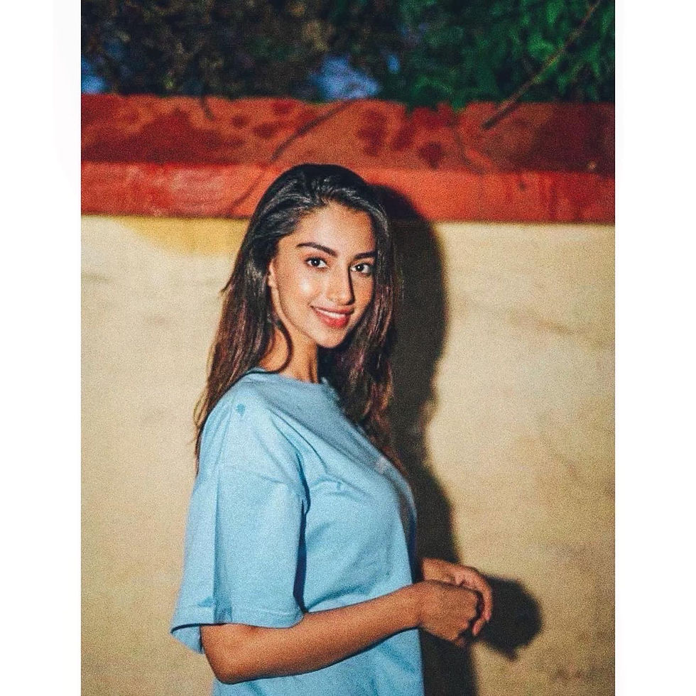Meenakshi Chaudhary photos