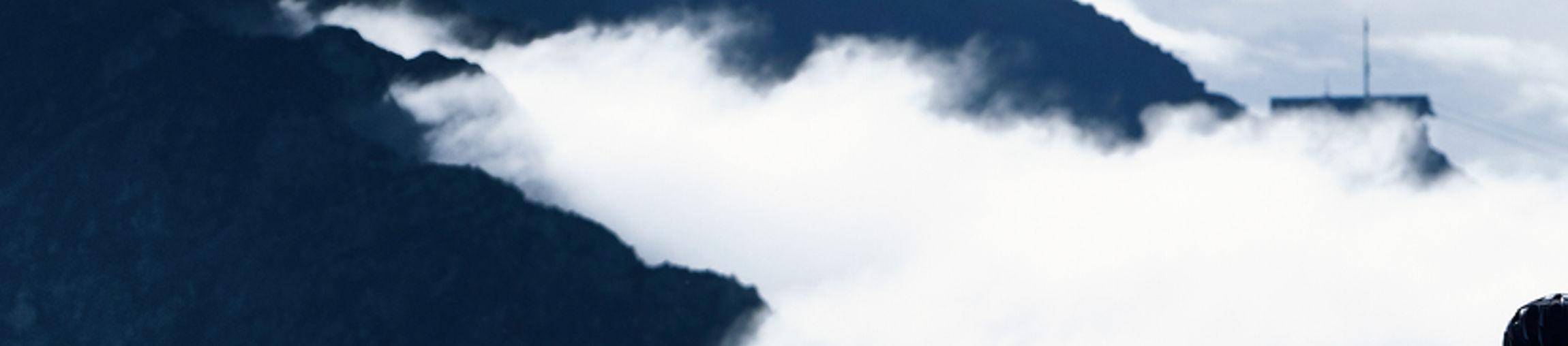 Vélo de montagne dans le brouillard