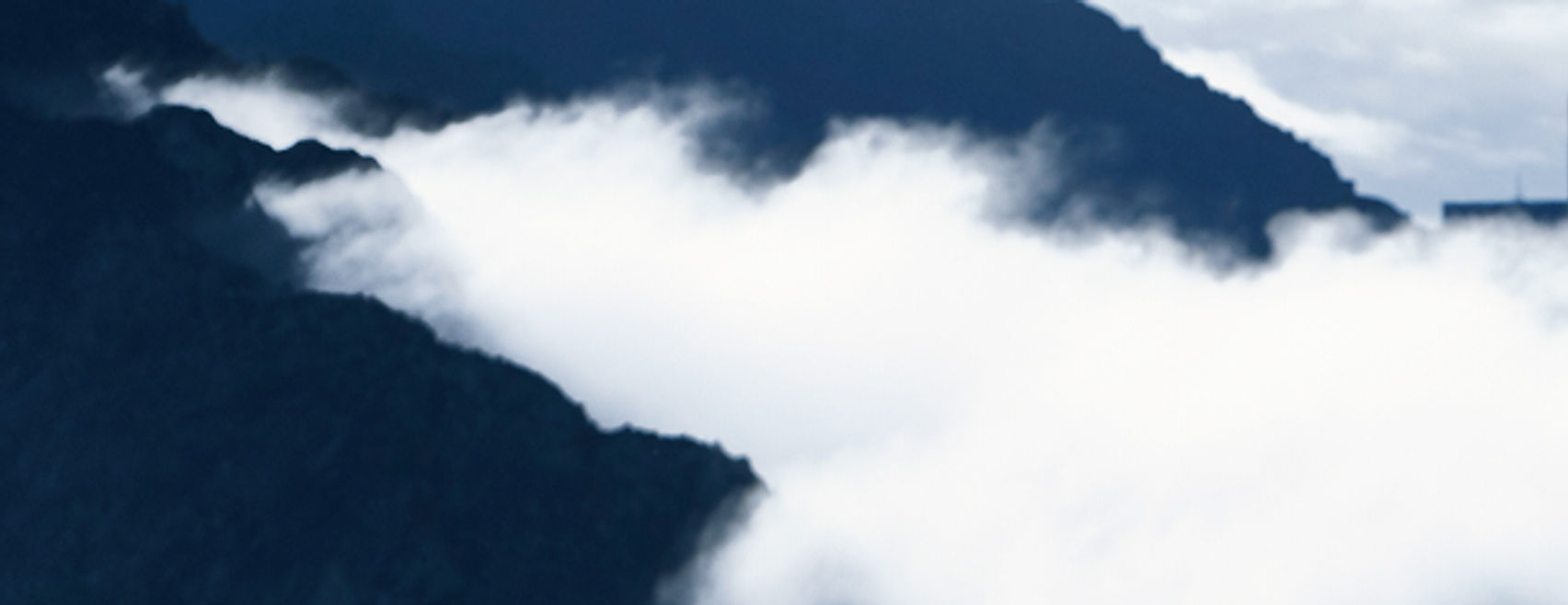 Vélo de montagne dans le brouillard