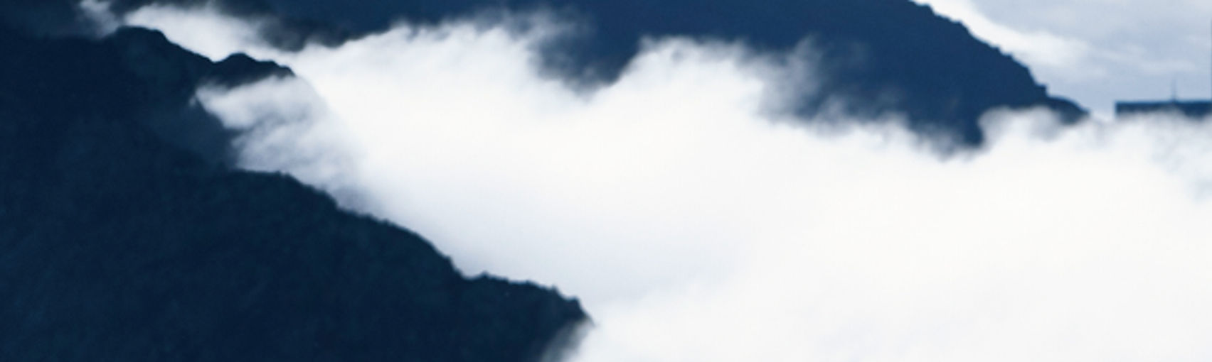 Vélo de montagne dans le brouillard