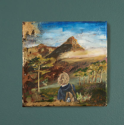 Weite Landschaft mit Touristin, die auf einen Berg sieht.