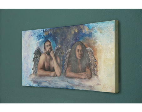 Ein männlicher und ein weiblicher Engel sitzen auf einer Wolke und warten.