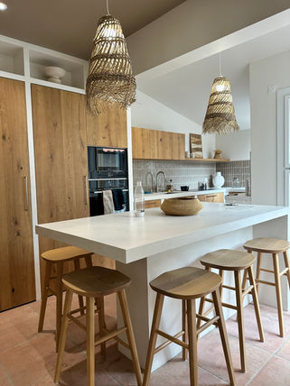 Cuisine bohème - plan de travail en béton ciré Blanc et éléments en bois naturel – au coeur des Sables d'Olonne - William Héritage