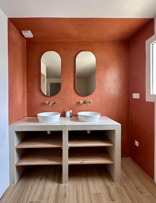 Salle de bain avec murs en béton ciré terracotta - meuble double vasque clair – sud vendée - William Héritage