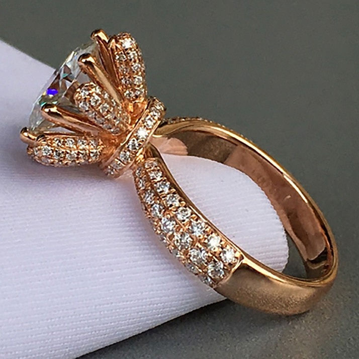 Miniatura: Anillo Oro Compromiso Moissanita Redonda de 1.00ct. Flor