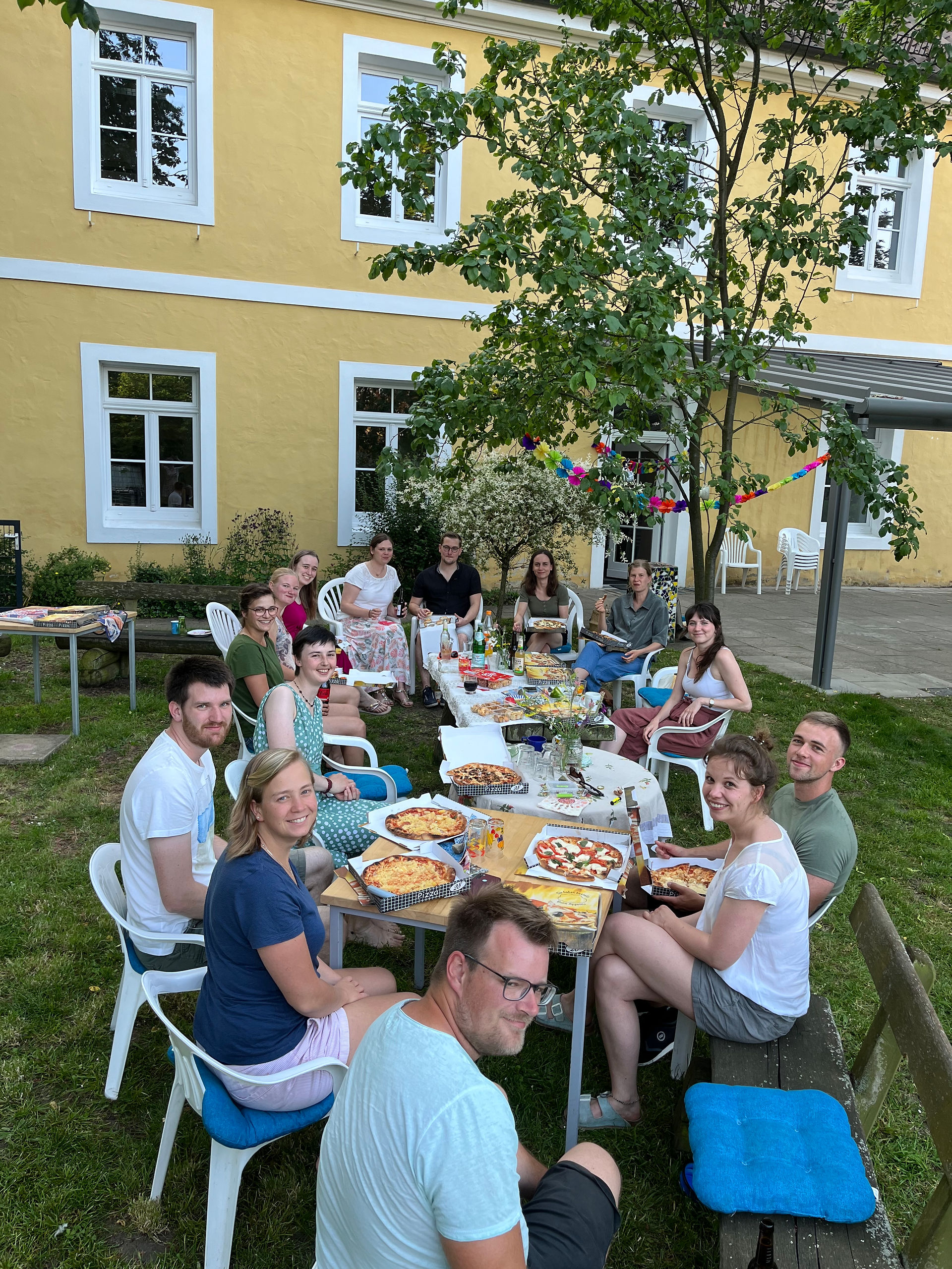 Ergotherapiestudierende der ETOS (Kurs 2016-2019) beim Ehemaligentreffen bei bestem Wetter, interessanten Gesprächen und gutem Essen.