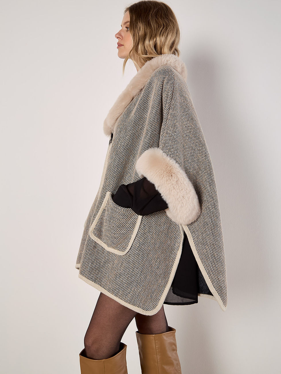 Miniaturbild: Faux Fur Trim Cape
