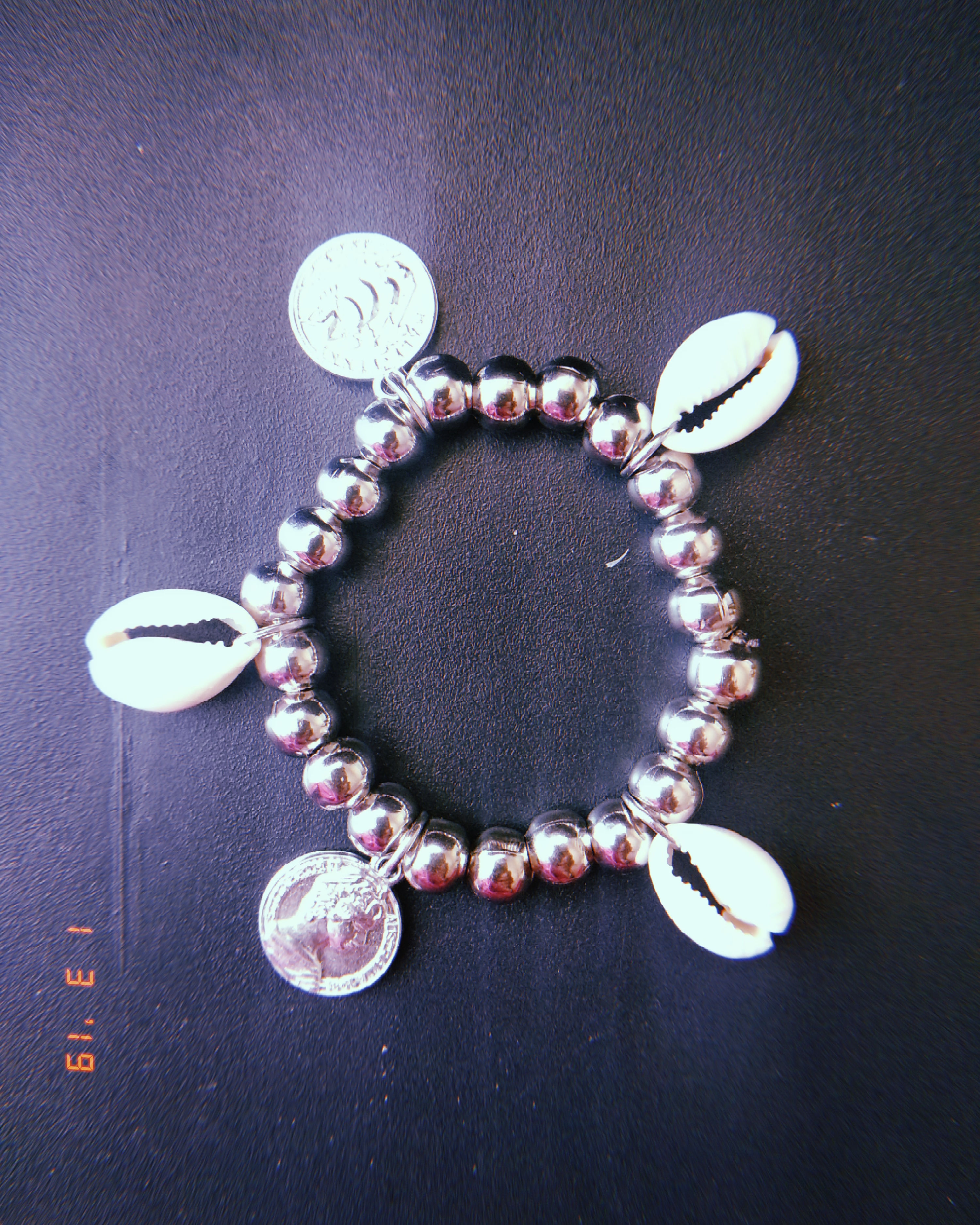 Pulsera medalla y caracoles