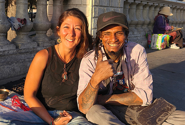 unser Künstler neben Alessandra