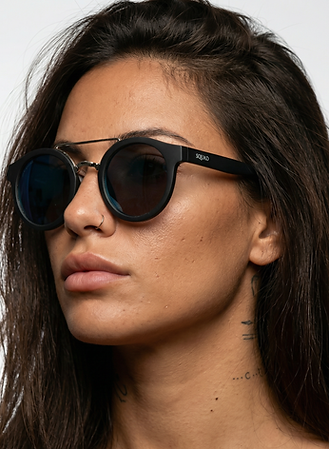 Chica llevando las nuevas gafas de sol Vesubiana de Squad BCN