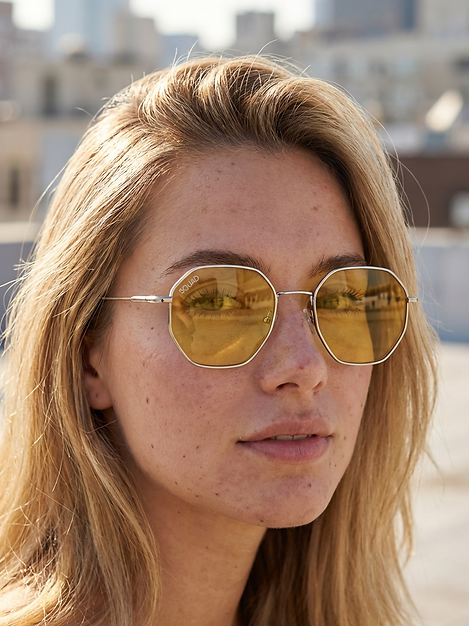 Mujer llevando gafas de sol Agata amarillas de acetato vegetal Squad BCN