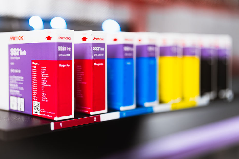 Cartouches d’encre soigneusement disposées pour une imprimante commerciale, montrant une variété de couleurs et de tailles.