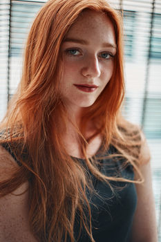 Rothaariges Model im Parkhaus