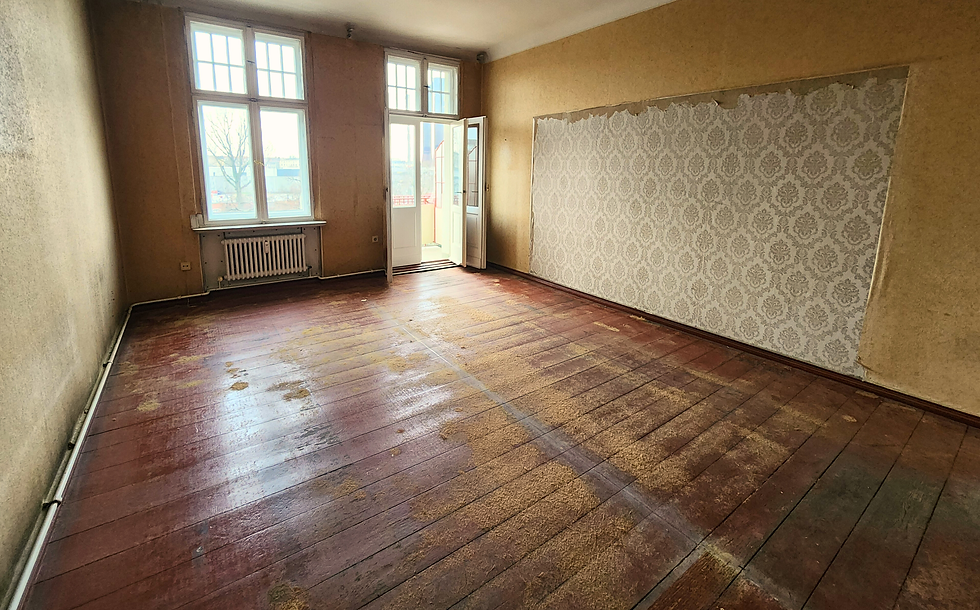 Besenreiner leerer Raum nach Haushaltsauflösung in Berlin