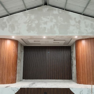 Acabado elegante con panel de PVC tipo madera en muros y plafones de templo en Zinacantan Chiapas
