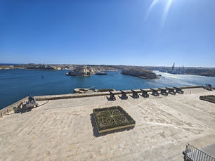 Blick über den Grand Harbour von Valletta mit historischen Kanonen im Vordergrund