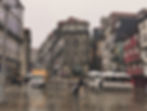 Regnerischer Platz in Porto mit bunten historischen Häusern und Cafés