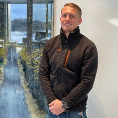 Anton Waern är glasmästare på Roslagsglas strax utanför Stockholm i Åkersberga.