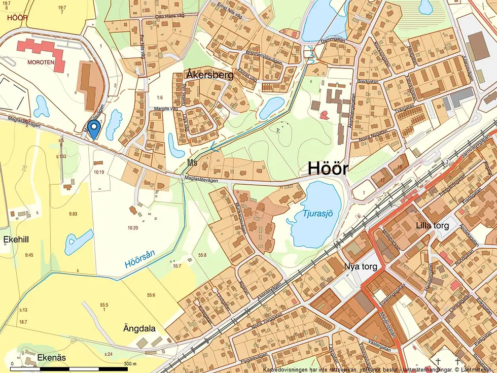 Här ligger området (blå markering) nära stadens mitt och stationen.