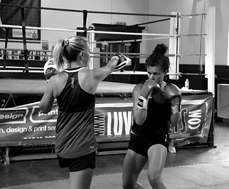 Boxing class in bognor, two women boxing