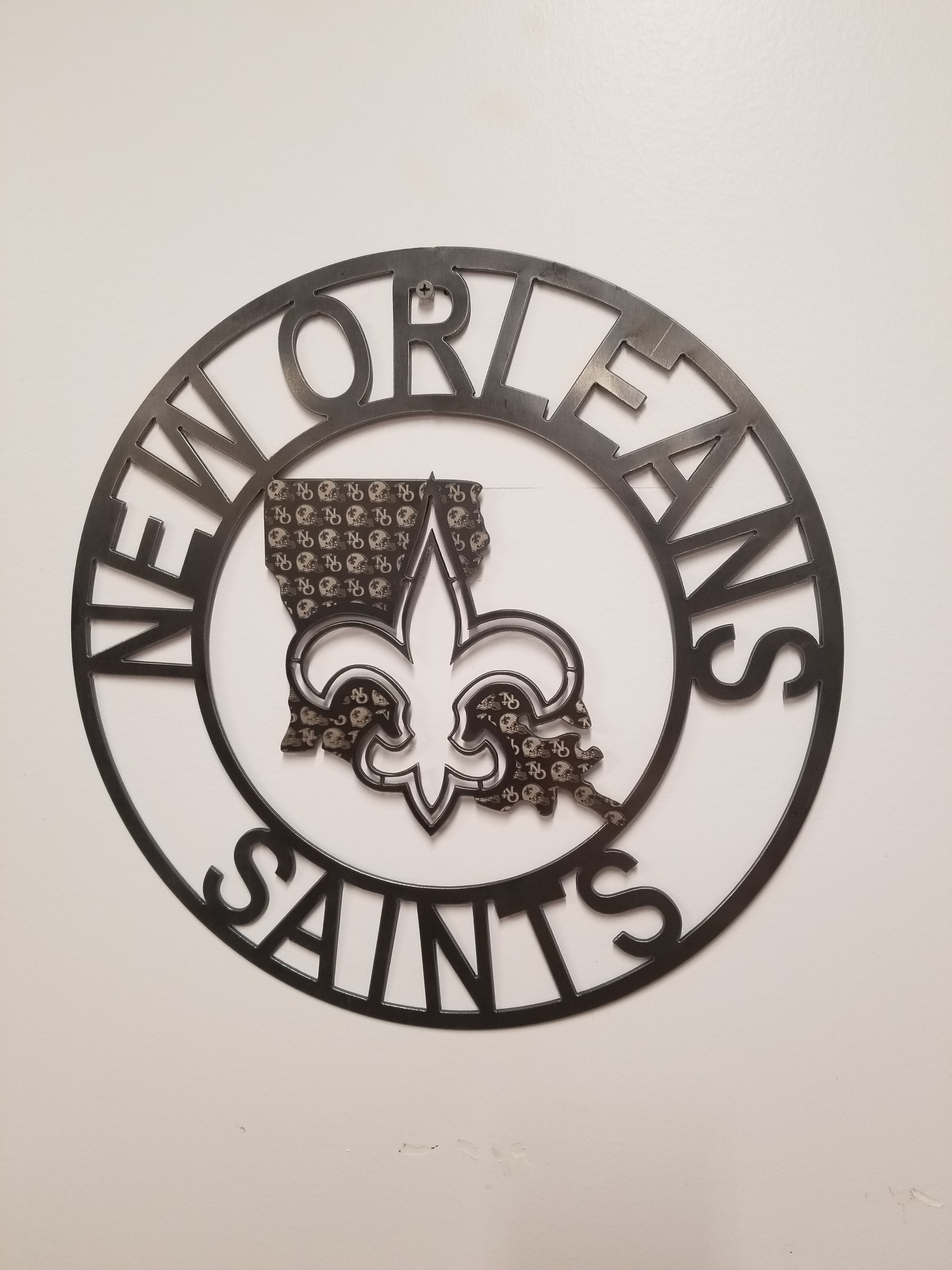 NEW ORLEAN SAINTS ROUND METAL ART WITH ENGRAVING HOME DECOR