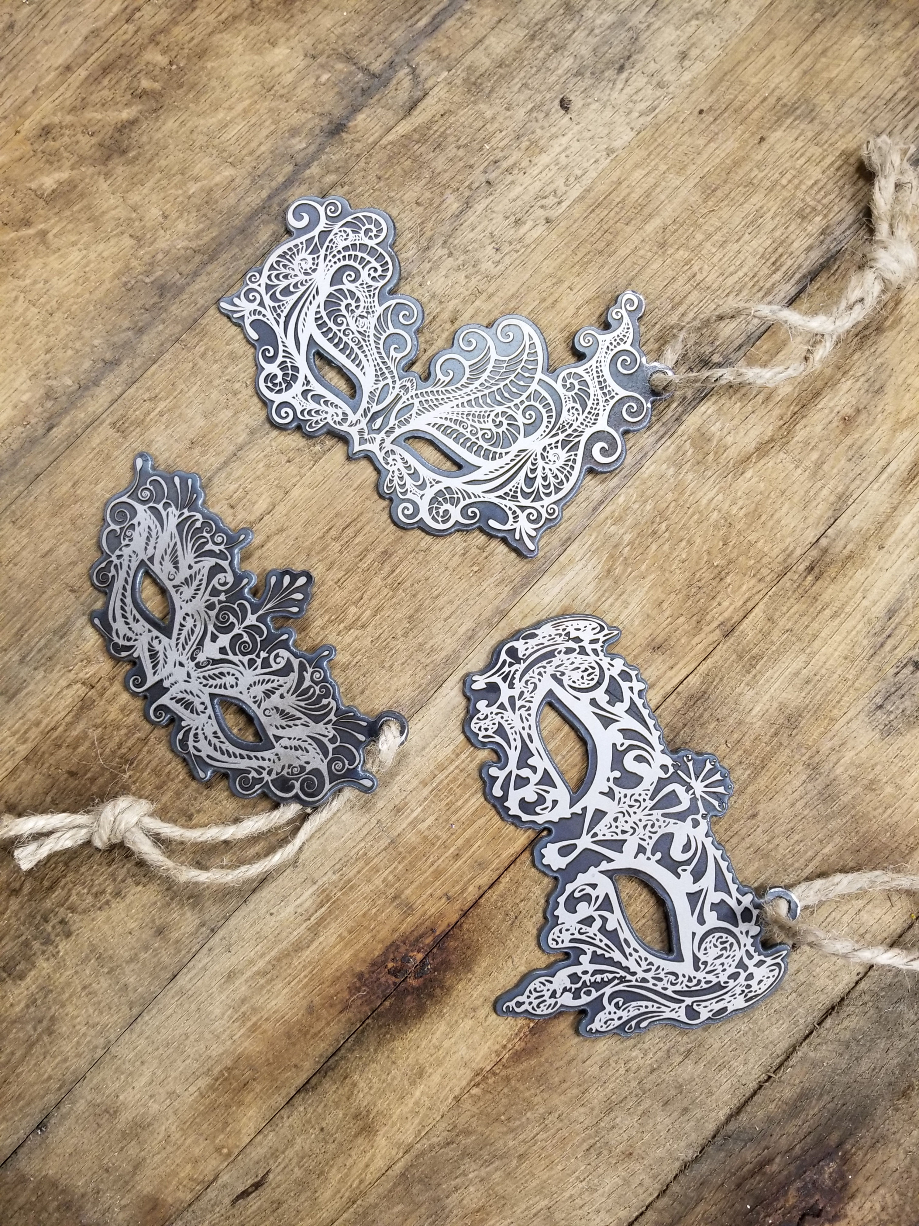METAL MARDI GRAS MASK ORNAMENTS WITH JUTE HANGER