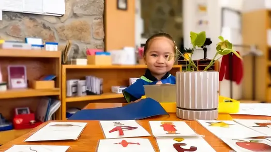 Niños en actividades de desarrollo cognitivo en Montessori Learning Center El Paso West.