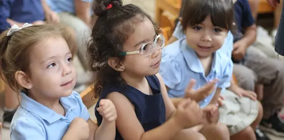 Guía Montessori enseñando resolución de conflictos de forma pacífica en West El Paso.