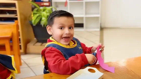 Estudiantes de primaria en West El Paso analizando una línea del tiempo de la historia de la vida en la tierra.