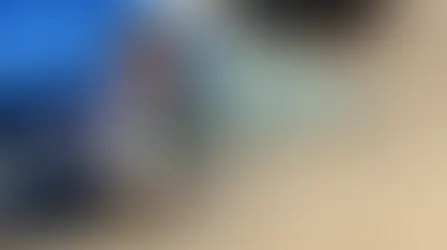 Un bebé en el Nido de Montessori Learning Center El Paso (79912) explorando materiales de madera a su altura en un ambiente preparado que fomenta la autonomía y el movimiento libre en 244 N Resler Dr.