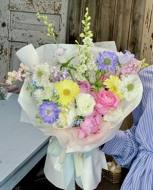 Beautiful flower bouquet with assorted fresh blooms in various colors, perfect for weddings, gifts, or home decor.