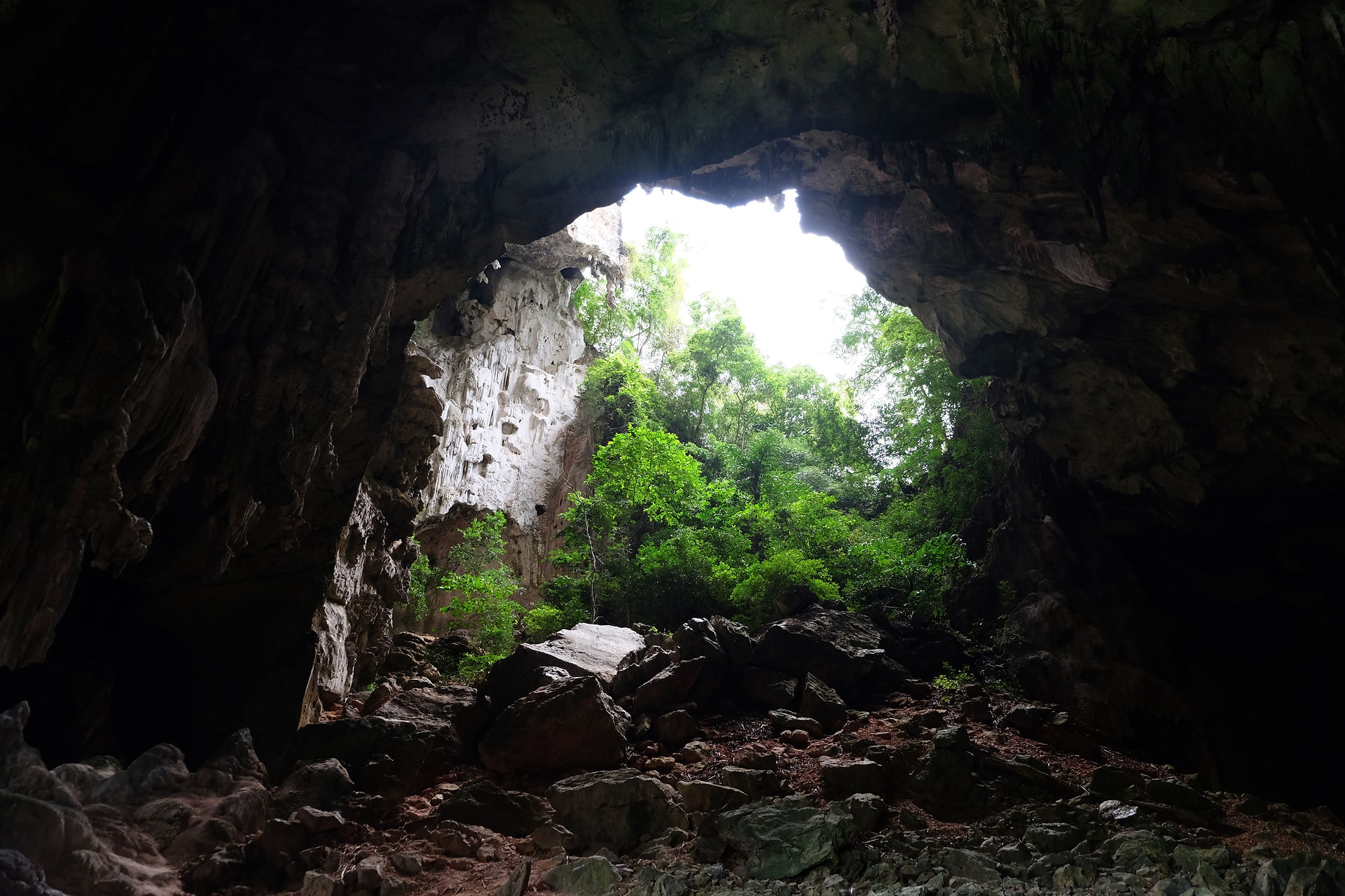 Grotte immense sous le soleil