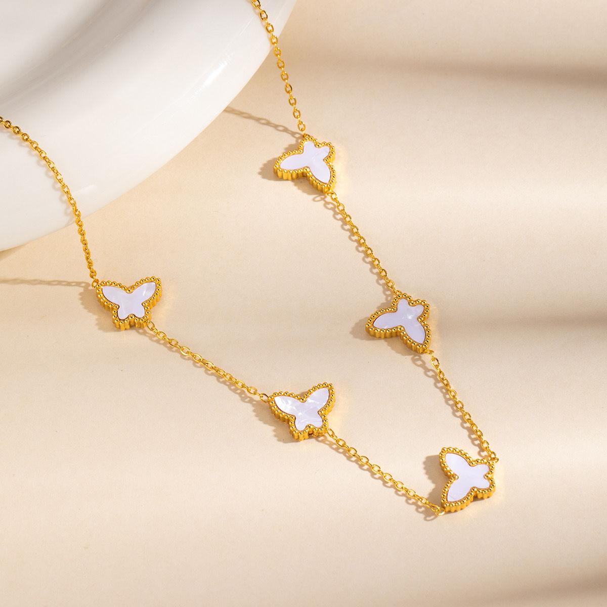 Collar de 5 mariposas blancas 